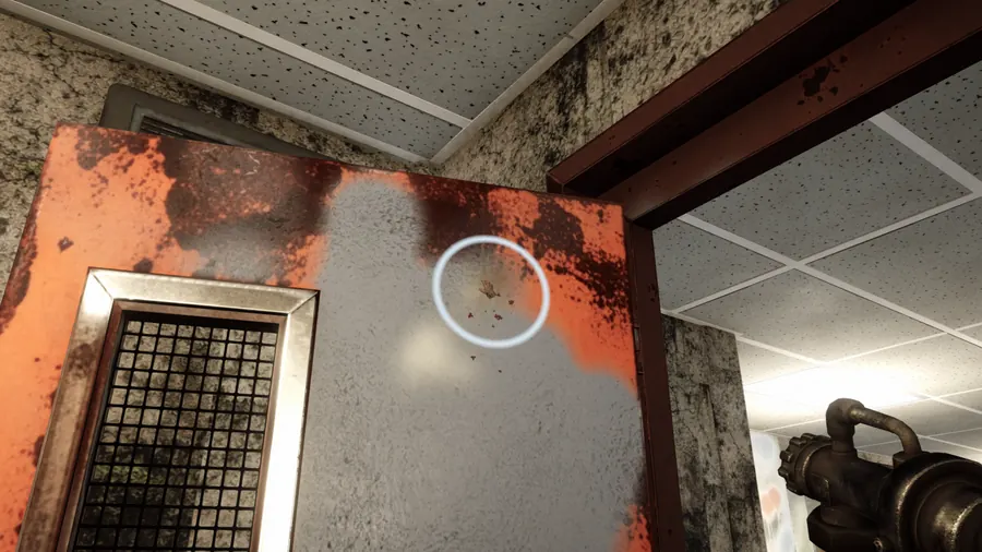 Pintando una pared interior con pistola de espray